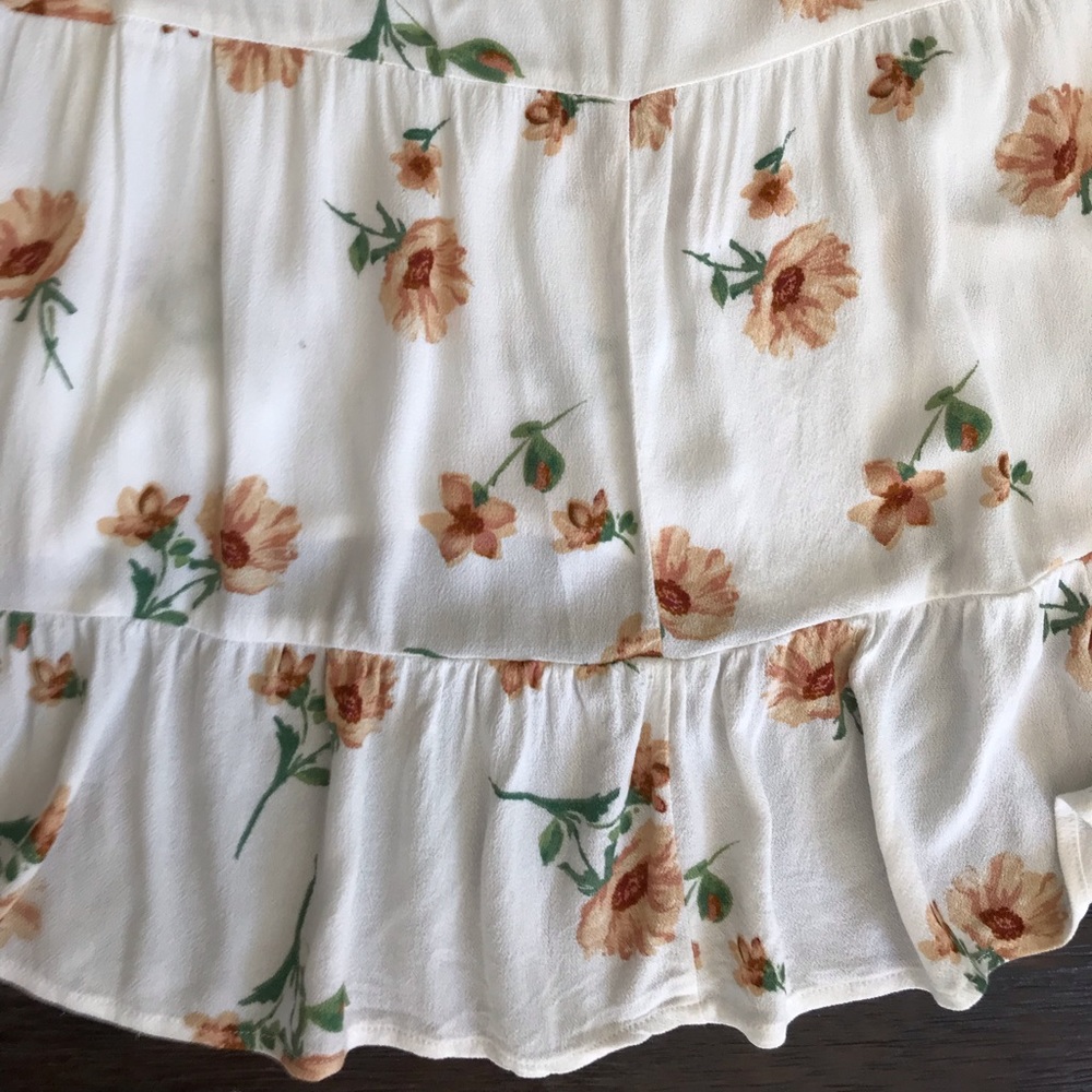 STUNNING FOREVER 21 FLORAL TOP🌻 - Picture 3 of 9
